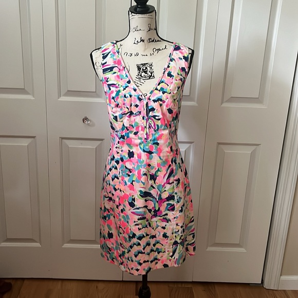 Lilly Pulitzer Dresses & Skirts - Lilly Pulitzer V neck sheath dress sz 8 10
